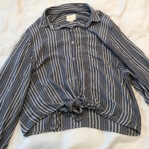 American Eagle tie front button down blouse